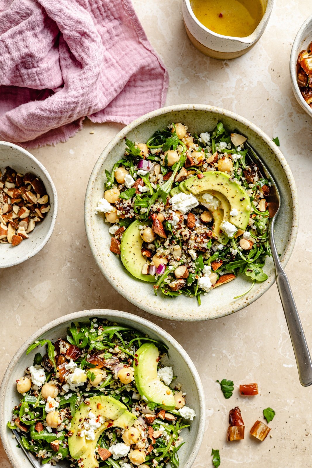 healthy arugula quinoa salad in two bowls